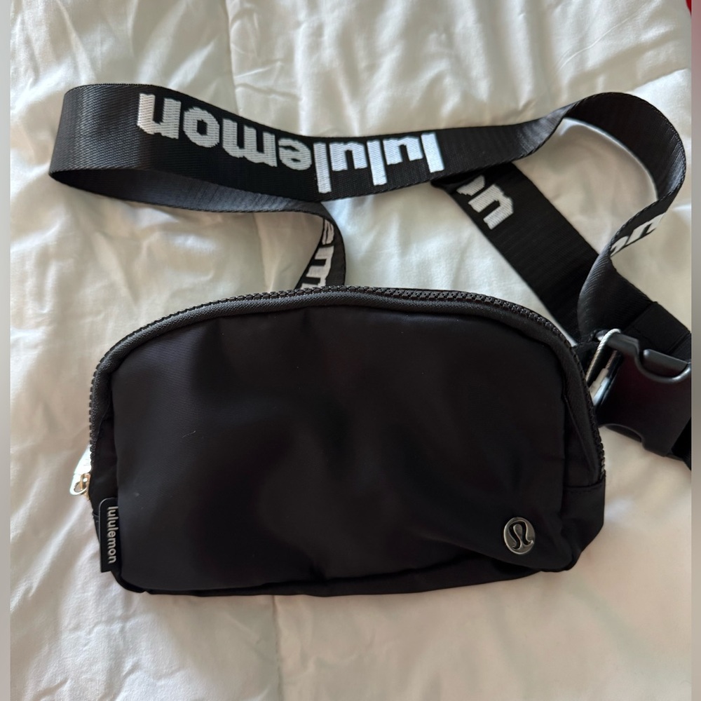 Everywhere Belt Bag Black 1L
